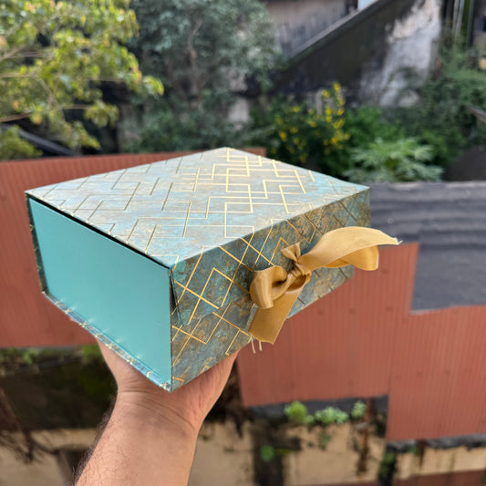 Festive Print Collapsible Ribbon Trunk Box