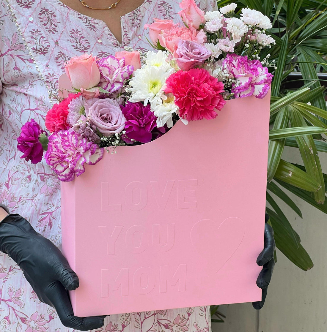 Love You Mom Embossed Floral Holder - 1pc